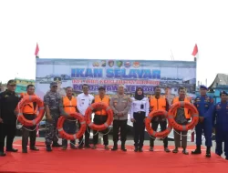 Program Serentak Ikan Selayar, Sat Polairud Polresta Pati Berikan Life Jacket Ke Nelayan