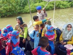 Polisi Sahabat Anak, Polresta Pati Mengajak Siswa TK Islam Ar Rohman Naik Kapal Susur Sungai