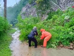Akibat Hujan Lebat Jalur Banjarnegara Dieng via Pagentan Tertimbun Longsor