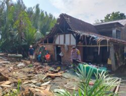Rumah Ambruk di Hantam Angin, Kapolsek Merespon Cepat dan Langsung Ke Lokasi