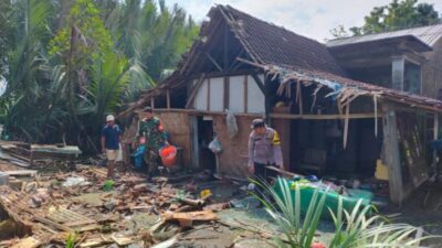 Rumah Ambruk Karena Angin Kencang, Kapolsek Merespon Cepat dan Langsung Cek Lokasi