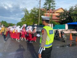 Kawal Parade Batik HUT Kabupaten BS Ke – 74 oleh Sat Lantas Polres BS