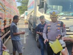 Sat Lantas Polresta Pati Bagikan Makanan dan Minuman Sopir di Tengah Kemacetan Pantura