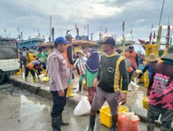 Pantau Giat Bongkar Ikan , Sat Polairud Polres Rembang Berikan Himbauan Kamtibmas Kepada Nelayan Saat Di Pelabuhan Tasikagung