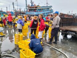 Sat Polairud Polres Rembang Pantau Giat Pembongkaran Ikan Di Pelabuhan Tasikagung
