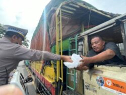 Terjebak Macet, Para Pengendara di Jalan Pantura Rembang-Juwana Dapat Makanan Dari Polres Rembang