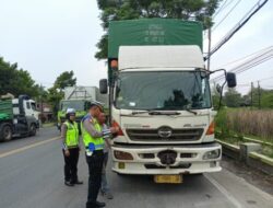 Polres Rembang Gelar Patroli, Tegur & Himbau Sopir Truk Parkir Di Bahu Jalan