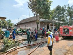 Pasca Terbakar, TNI Polri Bersama Warga dan Pemadam Kebakaran Lakukan Kerja Bakti