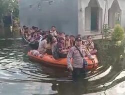 Gunakan Perahu, Polres Kudus Sediakan Layanan Antar Jemput Siswa Terdampak Banjir ke Sekolah