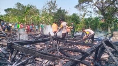 Sigap, Personil Polsek Dempet Turun Langsung Ke TKP Kebakaran Rumah Warga Di Desa Kramat