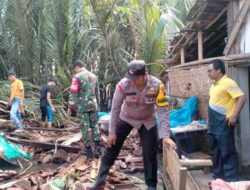 Sinergitas TNI-Polri Gotong Royong Dengan Warga Bersihkan Reruntuhan Rumah Ambruk