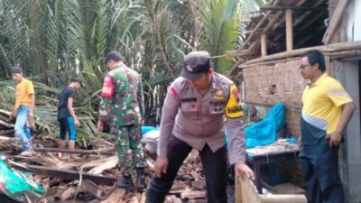 Gotong royong Dengan Warga, Sinergitas TNI-Polri Bersihkan Reruntuhan Rumah Roboh