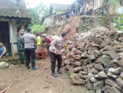 Sinergitas TNI Polri dengan Masyarakat Kerja Bakti Bersihkan Sisa Tanah Longsor di Batang