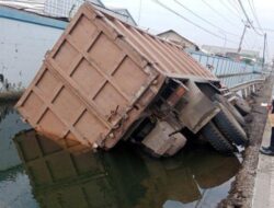 Sopir Ngantuk, Kecelakaan di Sayung Demak Truk Tronton Oleng Masuk Saluran Air