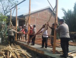 Ciptakan Sinergitas TNI POLRI, Lakukan Kerja Bhakti Pembangunan Rumah Roboh Di Desa Wonoagung