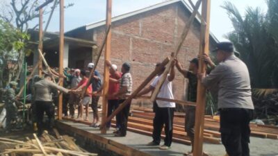 TNI Dan POLRI Bersinergi ,Kerja Bhakti Pembangunan Rumah Roboh Di Desa Wonoagung