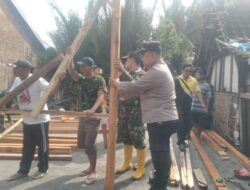 Kerja Bhakti Bangun Rumah Roboh Di Desa Wonoagung, TNI-Polri di Demak Bersinergi