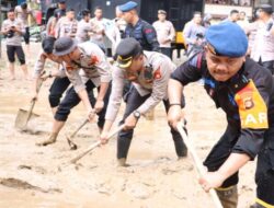 TNI-Polri Bersihkan Sisa Puing Banjir Bandang Lahat