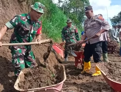TNI- Polri dan Warga di Boyolali Kompak Bersihkan Material Longsor