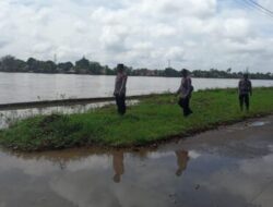 Tanggap Bencana, Wakapolsek Sintang Kota Menggelar Pengecekan Debit Air Sungai