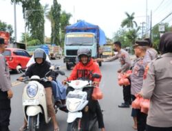 Personil Polisi Polres Rembang Bagi-bagi Takjil, Peduli Sesama di Bulan Ramadhan