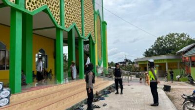 Tim Warapsari Polwan Polres Lamandau Lakukan Patroli Saat Sholat Jumat