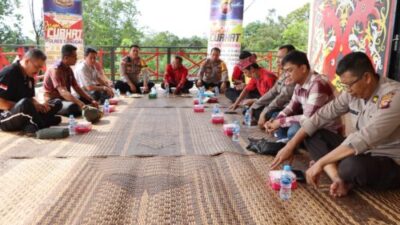 Wakapolres Sanggau Memimpin Jumat Curhat di Rumah Betang Raya Dori’ Mpulor