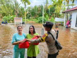 Warga Terdampak Banjir Menerima Sembako Dari Bhabinkamtibmas Polsek Singkawang Utara