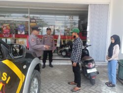 Personil Polsek Bonang Menghimbau Pengunjung Alfamart Agar Sepeda Motor Di Kunci Ganda