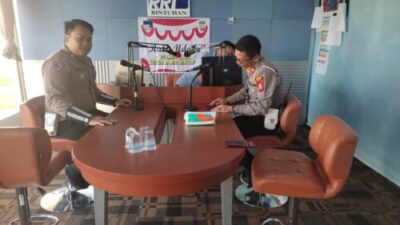 Wujudkan Kamseltibcar Lantas Kaur, Polres Kaur Polda Bengkulu Melaskanakan Sosialisasi Di Radio