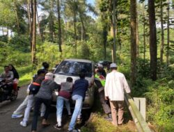 Aksi Cekatan Personel Polres Batang Bantu Mobil Warga yang Terperosok