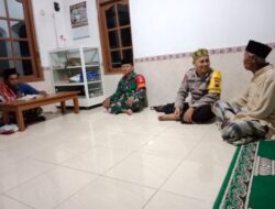 Anggota Polsek Gajah Bersama Masyarakat Melaksanakan Sholat Tarawih Berjamaah