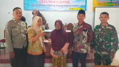 Anggota Polsek Guntur Awasi Pembagian BLT DD di Balai Desa Sidokumpul