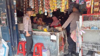 Anggota Polisi Polsek Pamotan Lakukan Monitoring Harga Sembako Di Pasar Tradisional Jetak