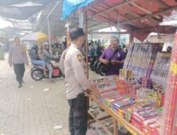 Antisipasi Peredaran Petasan, Polsek Karangtengah Sambangi Penjual Kembang Api di Pasar Tradisional