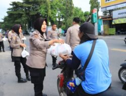 Bag SDM Polres Rembang Bagikan Takjil di Bulan Ramadhan