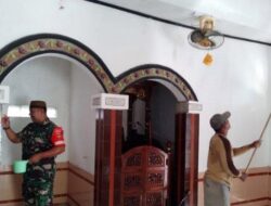 Berkah Ramadan Warga Kendaldoyong Demak, Pak Bhabin Ikut Gotong Royong Mengecat Masjid