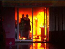 Diduga Korsleting Listrik, 2 Ruko di Pandanaran Semarang Ludes Terbakar