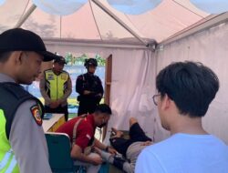 Pemudik yang Pingsan di Rest Area Dibawa ke RS QIM Batang Oleh TNI-Polri