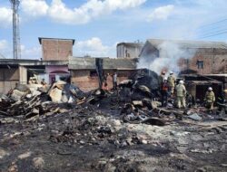 Gudang Rosok di Gayamsari Semarang Dilahap Api, 10 Rumah Terdampak