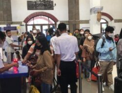 Hari Pertama Lebaran di Stasiun Tawang Semarang, Antrean Penumpang Mengular