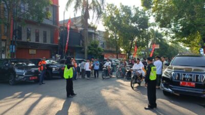 Indahnya Toleransi, Polisi & Pemuda Gereja Amankan Salat Idul Fitri di Malang