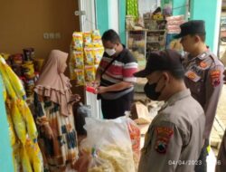 Kanit Binmas Polsek Kragan Rembang Bersama Anggota Cek Sembako Di Tempat Perbelanjaan