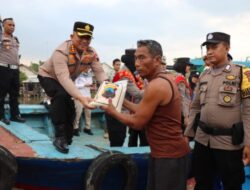 Kapolresta Pati Salurkan Seratus Paket Sembako Untuk Nelayan Pesisir Juwana