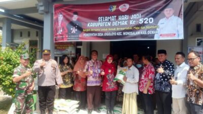 467 orang Warga dapat Bantuan Pangan di Balai Desa Jogoloyo