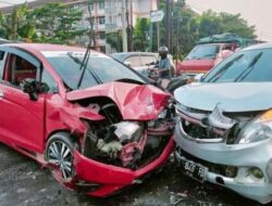 Laka Lintas Di Jalan Pantura, Dua Mobil Adu Banteng Di Juwana Pati