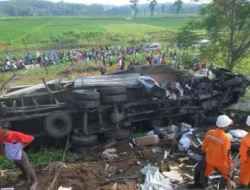 Kecelakaan Tol Semarang-Solo, Anak 14 Tahun jadi Yatim Piatu, Ayah Ibu Meninggal Ditabrak Truk