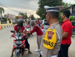Kepolisian Resor Batang Salurkan Takjil Gratis kepada Pengguna Jalan di Depan Mapolres