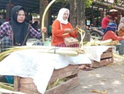 Lebaran Ketupat, Pedagang Janur Dadakan Menjamur di Pasar Puri Pati