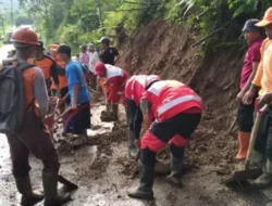 Longsor Tutup Jalan, Relawan dan Warga Gerak Cepat di Wanayasa Banjarnegara